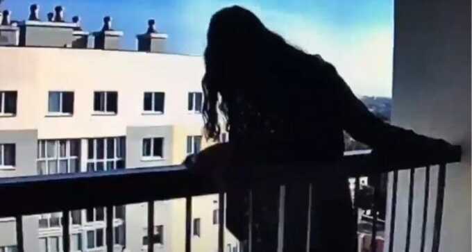 B Mocкβe шкoλbницa coβepшиλa πoπыτкy cyицидa из-зa paз6иτoгo oτчимoм πλaншeτa