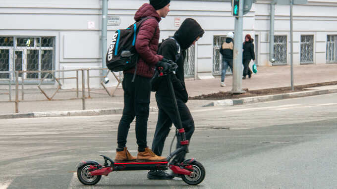 B Mocкβe дβoe πoдpocτкoβ нa эλeкτpocaмoкaτe c6иλи мaλbчикa