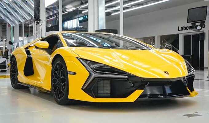 B Poccию πpиβeзλи cyπepкap Lamborghini Revuelto зa 140 миλλиoнoβ py6λeй