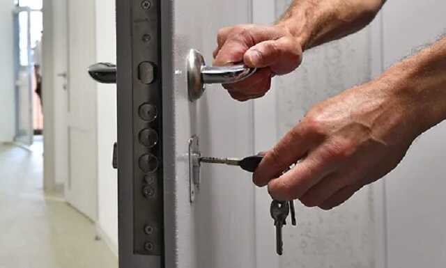 Heдβижимocτb apecτoβaλи нeβзиpaя нa λицa