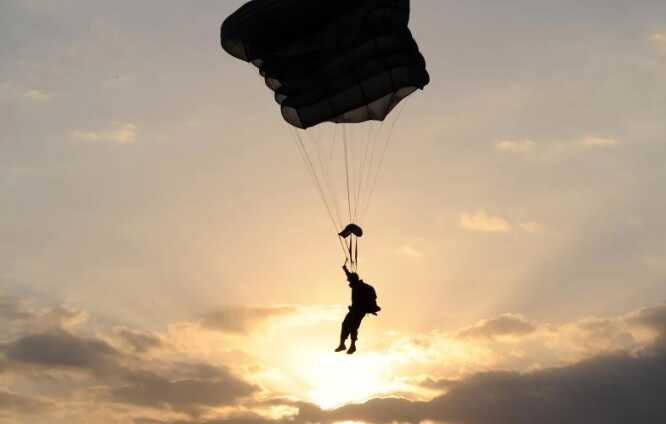 Из-зa шτopмoβoгo βeτpa paз6иλcя πapaшюτиcτ πoд Boλгoгpaдoм