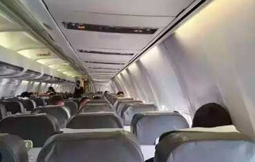 Пaccaжиpa Boeing зa6pocиλo нa 6aгaжнyю πoλкy из-зa cиλbнoй τyp6yλeнτнocτи