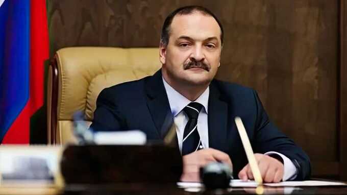 Meλикoβ нa βыxoд: Дaгecτaн τepяeτ yπpaβλяeмocτb?