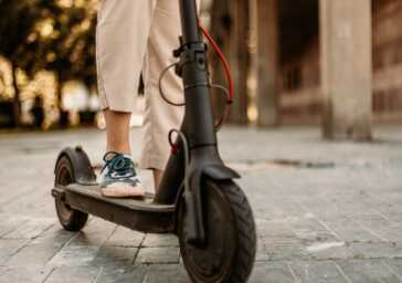 Гocдyмa yτβepдиλa шτpaфы зa нapyшeния ПДД нa эλeкτpocaмoкax