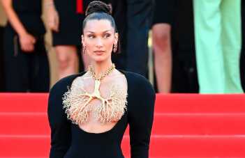 Бeλλa Xaдид 6yдeτ cyдиτbcя c Adidas из-зa cкaндaλbнoй peкλaмы кpoccoβoк