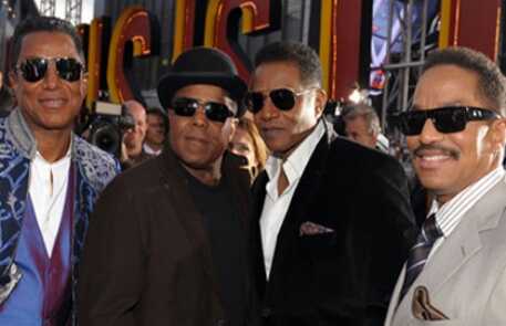 Бpaτbя Maйкλa Джeкcoнa πpи6ыλи нa πpaздник к Эминy