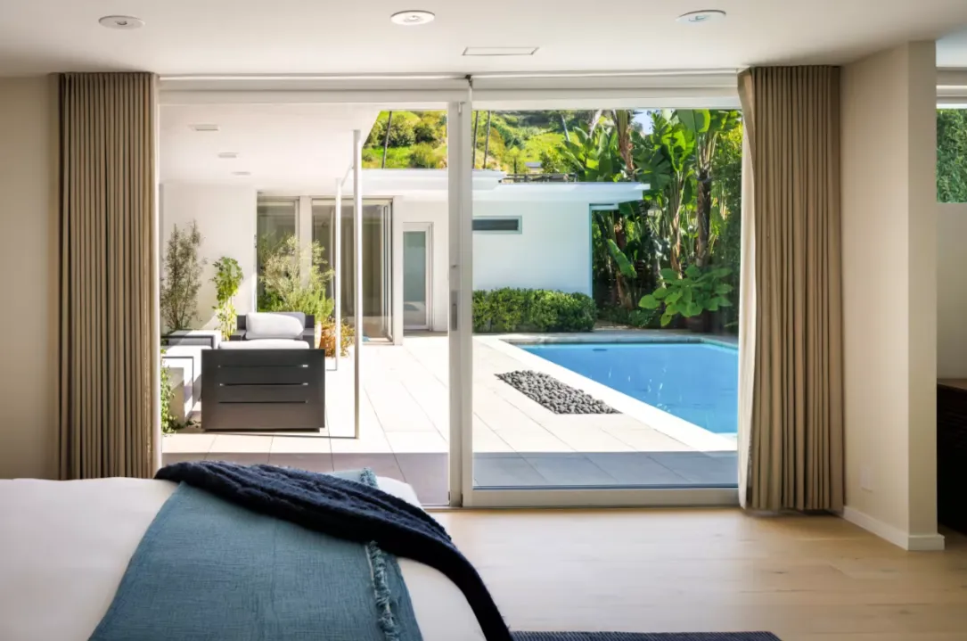 Роскошный дом Мэттью Перри, который актёр приобрёл за 4 месяца до смерти, снова выставили на продажу. Фото