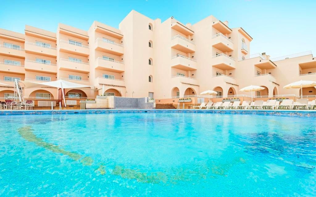 Azuline Hotel-Apartamento Rosamar на испанском острове Ибица, здание отеля принадлежит жене Игоря Лебедева Надежде Гришаевой