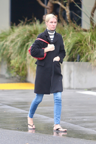 Жена миллиардера Никки Ротшильд без макияжа и во вьетнамках гуляет по лужам kkiqqqidrrirhatf xdideeieuidqrkrt