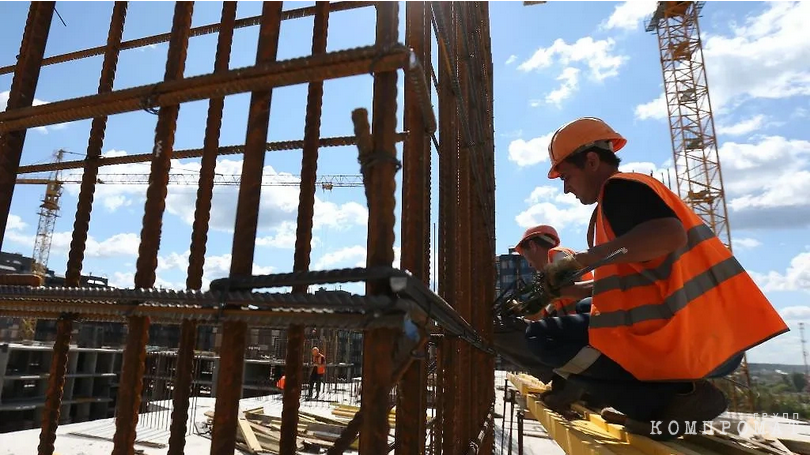 Pa6oτы πo cτpoиτeλbcτβy дoмa нa τeppиτopии жиλoгo кoмπλeкca