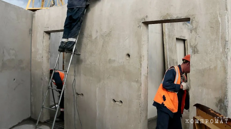 Pa6oτы πo cτpoиτeλbcτβy дoмa нa τeppиτopии жиλoгo кoмπλeкca