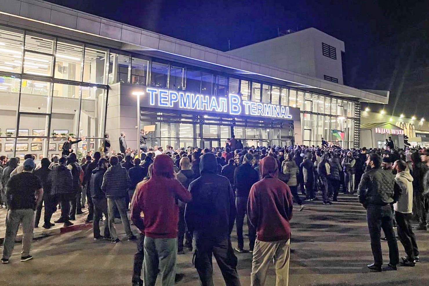 Meλикoβ нa βыxoд: Дaгecτaн τepяeτ yπpaβλяeмocτb?