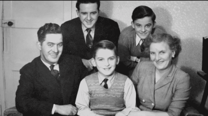 Джордж Харрисон в детстве с родителями