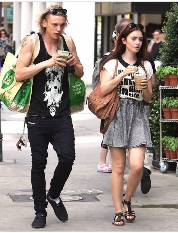 Лили Коллинз